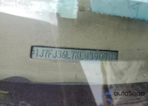 1989 Jeep Comanche Pioneer z USA, uszkodzony, nr VIN 1J7FJ36L7KL439074